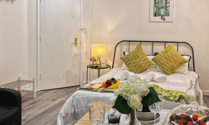 Graduate Hospital Apartment | Ramblei near Rittenhouse Sq | Studio w/Backyard-1R