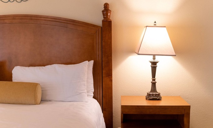 San Diego Country Estates Hotel | Ramona Country Living! 4 Relaxing Units w/Pool Access & Full Kitchen!