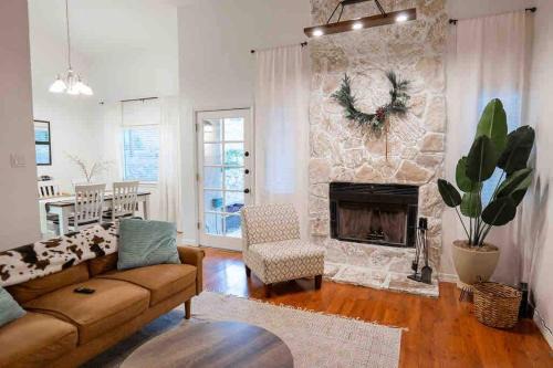 Biggs Field House | Ranch Glam Townhome with Indoor Fireplace