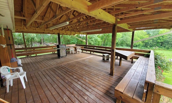 Tellico Plains House | Ranch home Motorcycle Friendly, large covered deck. 1.5 mi.- Cherohala Skyway .