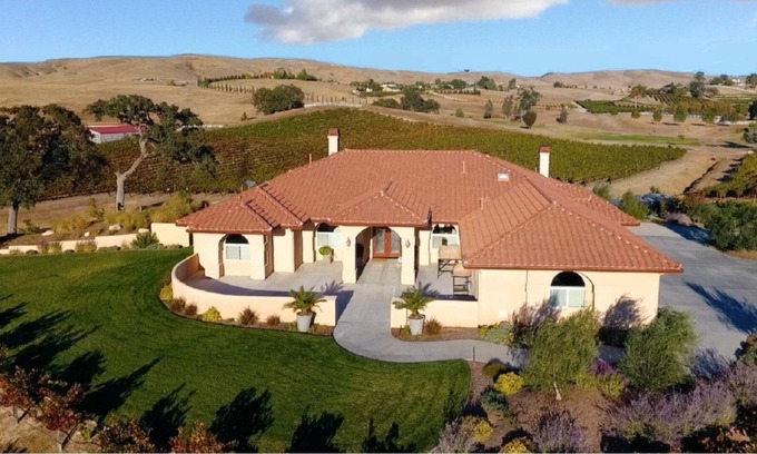 Paso Robles House | Rancho Beruli: Close to Town, Vineyard Living, Outdoor Pizza Oven, 3 King Beds