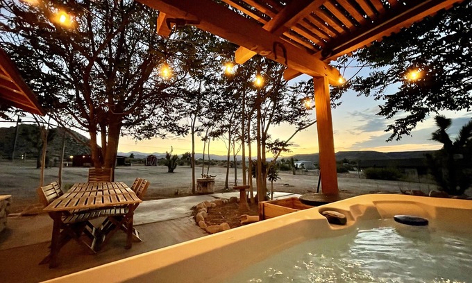 Pioneertown House | RANCHO PIONERA: 5 min stroll to Pappy’s + Pool + HotTub + Views