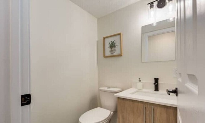 Northwest Calgary House | *Rare* 3 BR - OnRoute to Banff