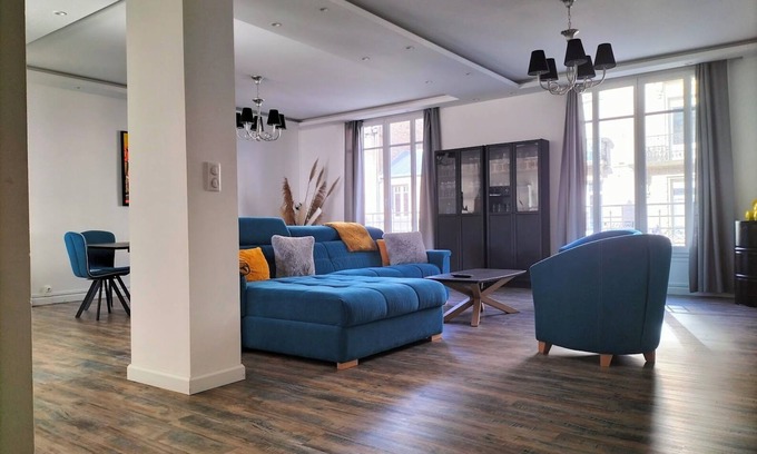 Hincmar Apartment | Rare = Apartment 6 pers Downtown with large terrace, spa, petanque