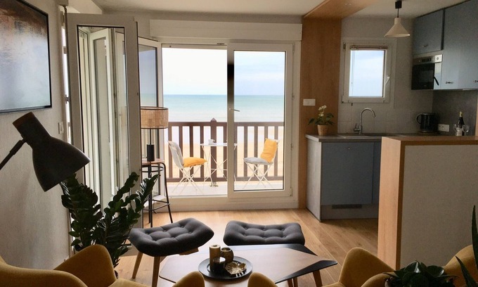 Bernieres-sur-Mer Apartment | RARE! Beautiful and spacious architect's'apartment with the sea at your feet