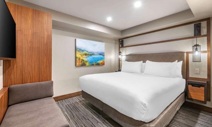 South Lake Tahoe Hotel | Rare Find! 2 Spacious Units! Outdoor Pool, Valet Parking, Close to Nevada Beach!