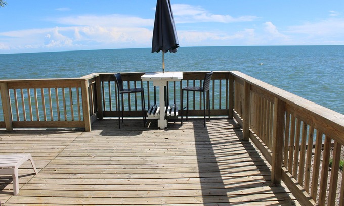 Town of Essex Cottage | Rare Find : Breathtaking Lakeview From Three Directions! Family Friendly
