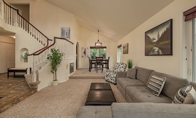 Northeast Anchorage House | Rare Find - Entire Home! 4BDR Peppertree Retreat