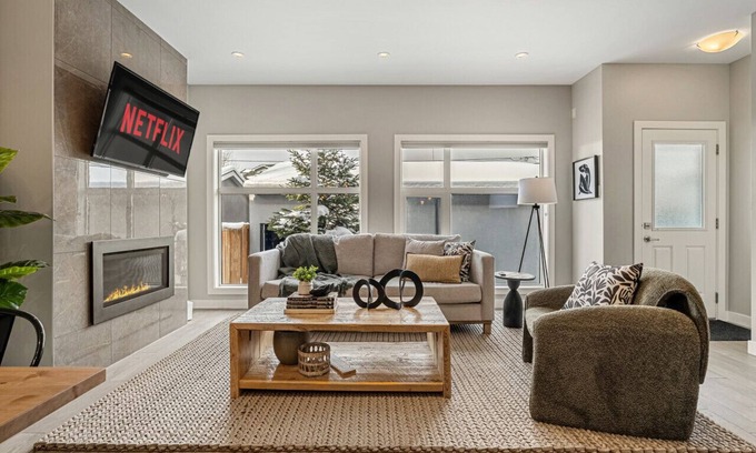 Kensington House | Rare Find* Luxury Kensington | Vibrant & Exclusive