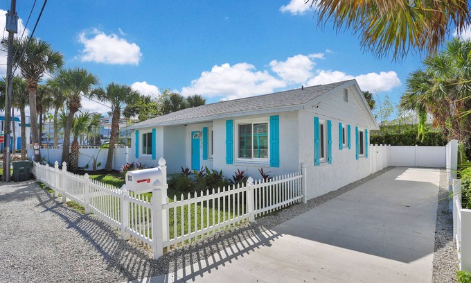 South Peninsula Historic District House | Rare Find, Ocean across street, Ample Parking, Restaurants, Murals in Home!