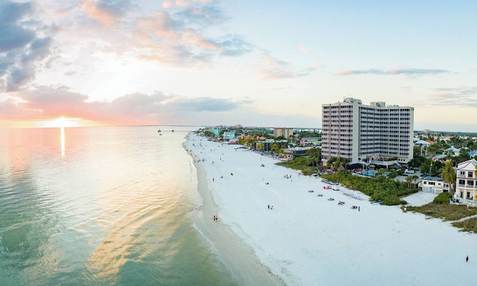 Fort Myers Beach Apartment | Rare Find! Pool View, Balcony, Outdoor Pool, Onsit
