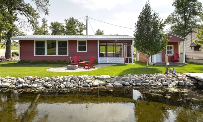 Alexandria Cabin | RARE FIND - WATER’S EDGE RETREAT on Lake Victoria (Alexandria's Chain of Lakes)