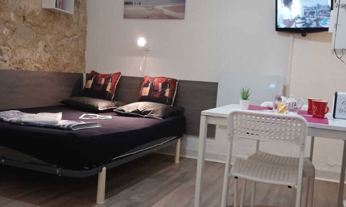 Hotel de Ville - Quinconces Apartment | RARE HEART OF BORDEAUX. Stone studio and patio, Tourny-Quinconces