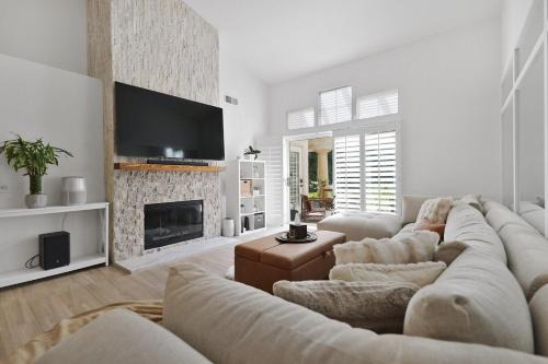 Palm Desert House | RARE Poolside - LUXE 1BR King, Pool, EV station