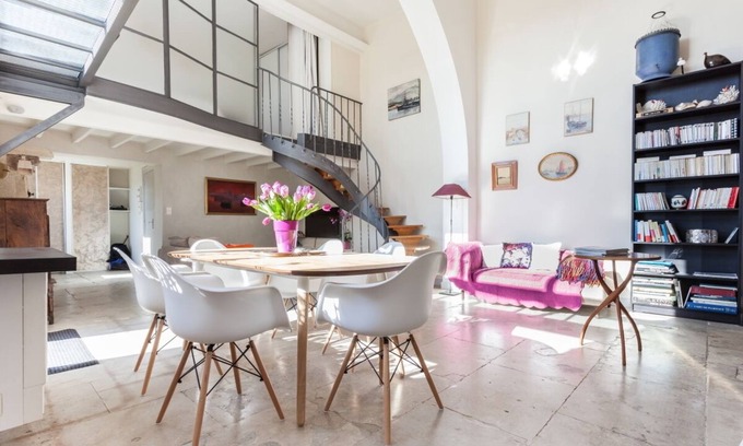 Ecusson Apartment | Rare: Private mansion, balcony, AC/AC ★