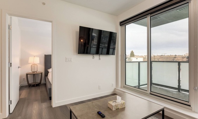 Sunnyside Apartment | *Rare* Splendid City View Condo- Trendy Kensington