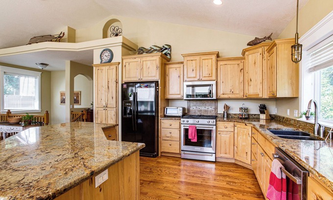 Rathdrum House | Rathdrum Home w/Hot Tub: Steps to Beach Access!
