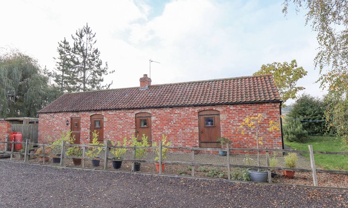 Spilsby Cottage | RATTY'S RETREAT, pet friendly, character holiday cottage in Partney