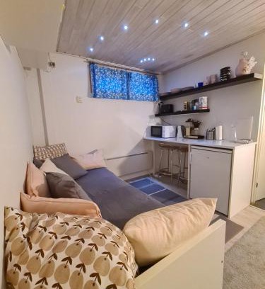 Vantaa Apartment | Rauhallinen kaksio Lahdentie tuntumassa, lentokenttämajoitus ja sähköauton latauspiste