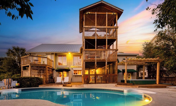 Sullivan's Island Cabin | Raven by AvantStay | Entertainers Dream w/Pool, Hot Tub, Game Room! 9 BRs!
