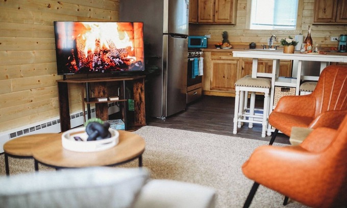 Fairbanks Apartment | Raven's Pine Suite #6 AuroraGetaway