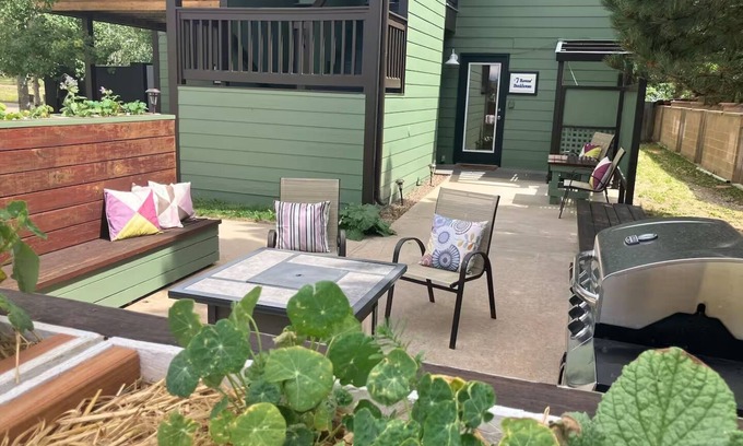 Westcliffe Hotel | Ravens Fun Bunkhouse with Fire Pit/Grill & Patio