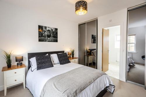Swindon House | Ravensdale House Long Stay Sleeps 14 Free Wifi