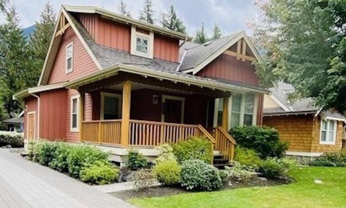 Lindell Beach Cottage | Ravenwood Cottage at Cultus with Pool & Hot Tub