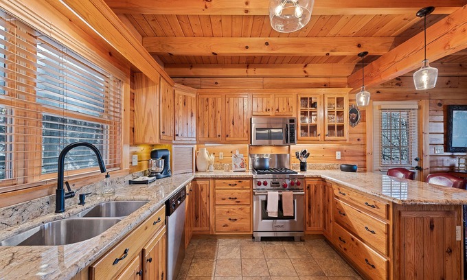 Waynesville House | Rawky Ridge, 4 bedroom, 3.5 bathroom, sleeps 15 guests