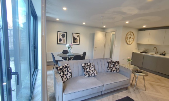 West Barnes Apartment | Raynes Park apartment x2 bathroom* wifi* garden*