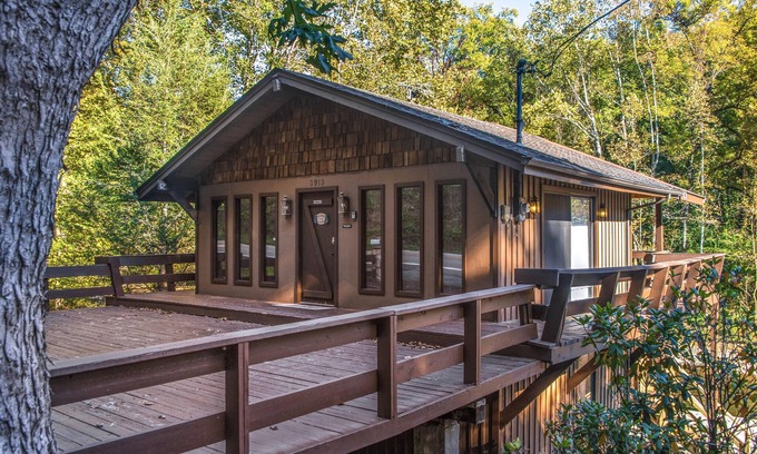 Gatlinburg - Pigeon Forge Cabin | Rays Chalet | Riverfront Home & Minutes to Gatlinburg!