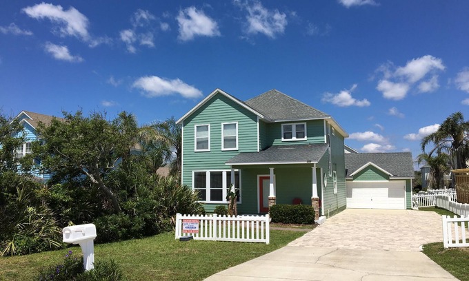 Vilano Beach House | Read our Reviews! We are the heart of Vilano Beach & steps away from the ocean
