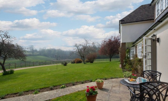 Abbess Roding House | Readers Retreat in the beautiful Tenterden