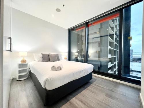 Melbourne Central Business District Apartment | ReadySet Apartments at Madison