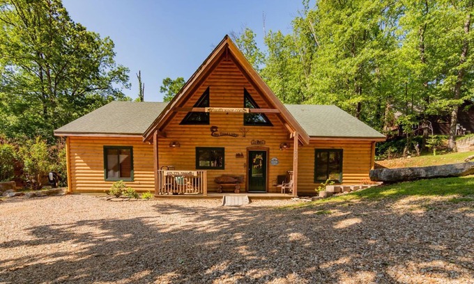 Ridgedale Cabin | Real Wood Cabin-Pvt HotTub-Free Attraction Tickets-Near Big Cedar & Thunder Ridge-Games