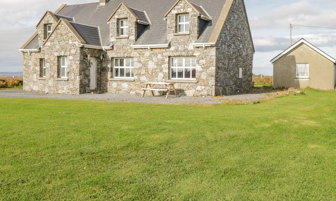 Claddaghduff Cottage | REALT NA MAIDNE, family friendly in Claddaghduff, County Galway