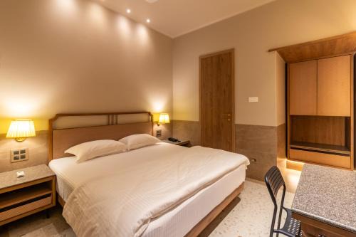 Prabhadevi Hotel | Reay Road Residency Hotel