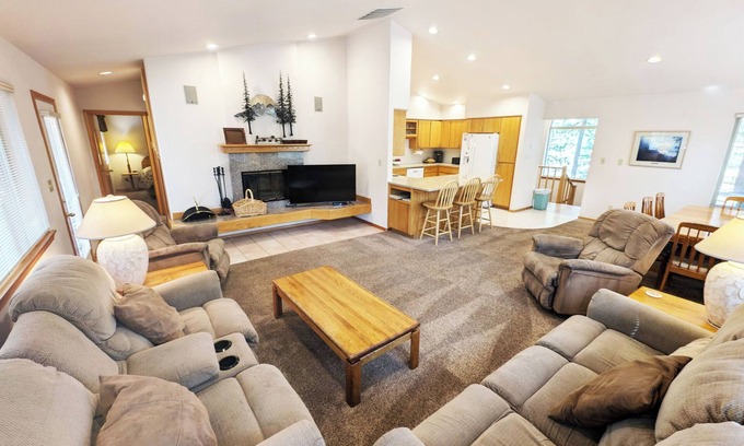 Sunriver House | Rec Passes, Private Hot Tub, A/C, 2 Primaries and 2 Living Areas, Reverse Living- Mt Hood 13