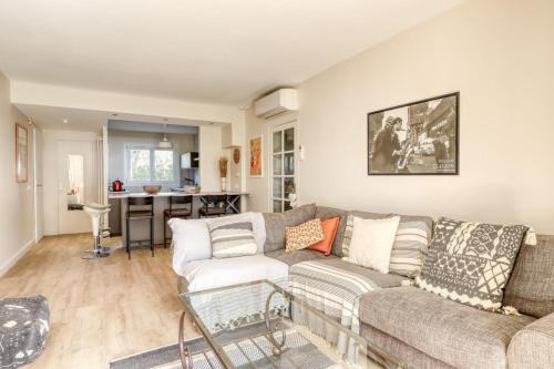 Cavaliere Apartment | Recent T3 in residence with swimming pool in La Favière