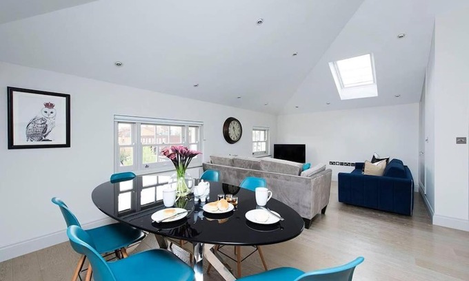 Askew Apartment | Recently redecorated bright and spacious 1BR flat in West London