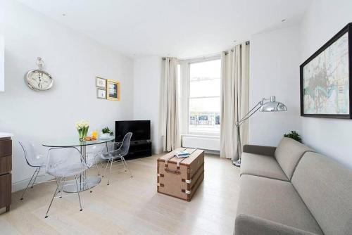 Askew Apartment | Recently redecorated bright 1BR near Shepherds Bush with parking SOA