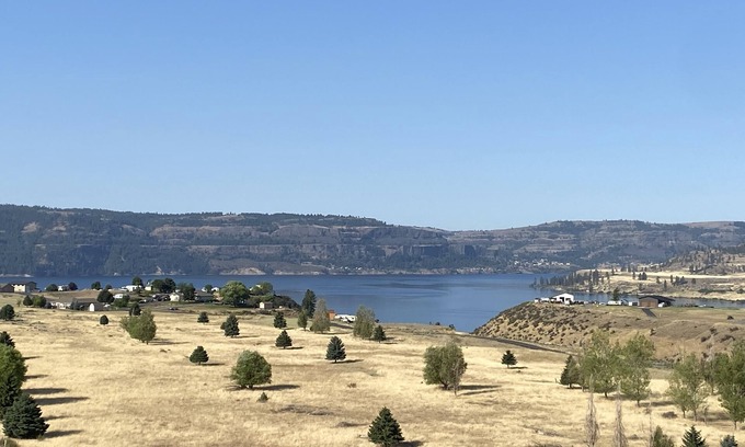 Davenport Apartment | Recently Restored Old Motel Over Looking Lake Roosevelt