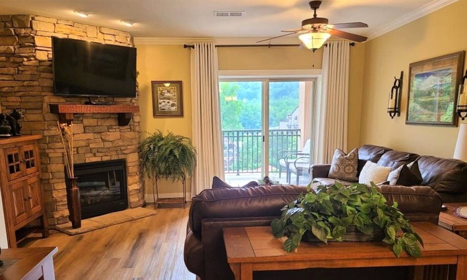Gatlinburg Condo | *RECENTLY UPDATED* Summit Manor Condo on Pkwy in Downtown Gatlinburg W/MTN Views