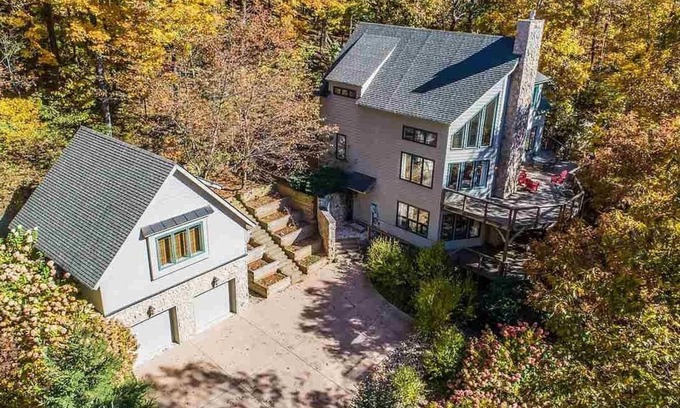 Nellysford House | Reconnect with family & friends at our large, private, stylish Wintergreen home