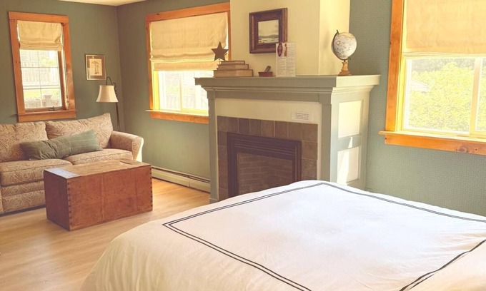 Mendon Apartment | Red Clover Inn Jacuzzi Queen Suite near Killington