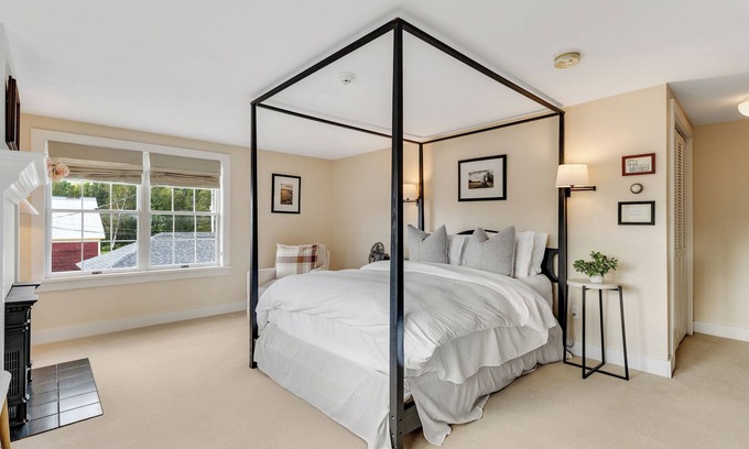Mendon Apartment | Red Clover Inn: Romantic Queen Suite Killington
