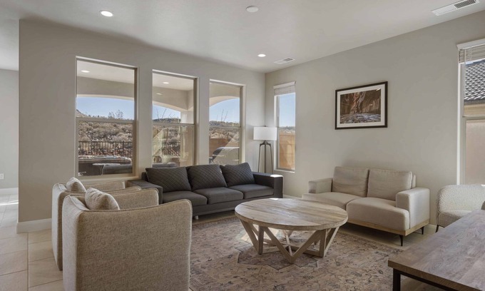 Washington House | Red Desert Retreat: Pickleball, Dog Friendly, Spa
