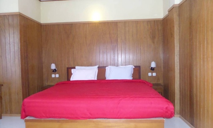 Ngadisari Bed & Breakfast | Red Double Bedroom near active volcano Bromo