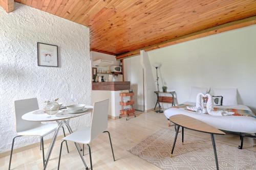 L'Hay-les-Roses Apartment | Red Eden - Joli studio proche jardin roseraie