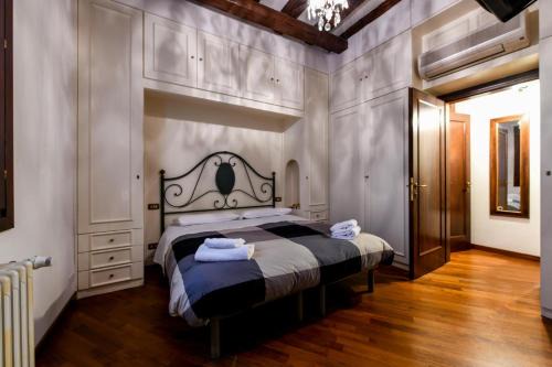 San Polo Apartment | Red Fashion